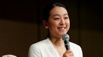 아사다 마오, 은퇴 기자회견 도중 울먹 “김연아와 좋은 자극 주고받아”