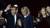 마크롱 佛대통령 당선… 아내까지 화제 ‘24세 연상’