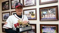 [베이스볼 피플] ‘무명선수’가 ‘우승 청부사’ 되기까지, 덕수고 정윤진 감독