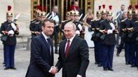 마크롱-푸틴 악수, 힘겨루기 NO…“솔직한 대화였다”