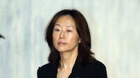 조윤선 징역 6년 구형…눈물 흘리며 혐의 부인