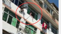 투신하려던 여성에 물대포 쏴…창문→방안으로 '구조'