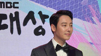 [DA:이슈] 김동욱 MBC 연기대상 “‘커프’로 첫 데뷔→12년 만에 대상…감사”