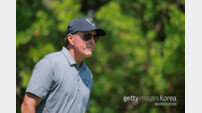 미켈슨이 LIV 골프 탈퇴한다면? 위약금 1조 원 이상 물어야