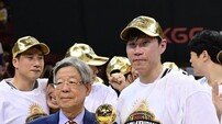 통합우승 MVP 차지한 오세근 [포토]