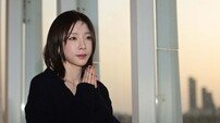 태연 팬사인회서 男팬 난동 사고…“앞에서 앨범 집어던져” [DA:이슈]