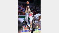 허웅 커리어 하이 3점슛 10개 폭발…KCC, 정관장 완파하고 2연승