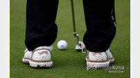 새 후원사 신발 착용한 우즈 [포토]