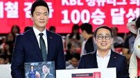 전희철 감독, KBL 정규리그 최소경기 100승 달성 시상식 [포토]