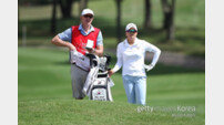 캐디와 대화 중인 고진영  [포토]