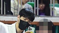 사복으로 농구장 찾은 김선형, 확실한 팬서비스 [포토]