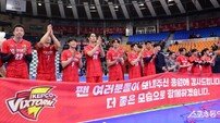 마지막 홈 경기에 팬들에게 인사하는 한국전력 선수들 [포토]