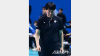 신영철 감독과 결별을 택한 우리카드…배구계의 시선은 분분