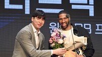 김종규 ‘로슨 MVP 축하해’ [포토]