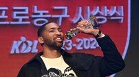 로슨, MVP 트로피 키스 [포토]