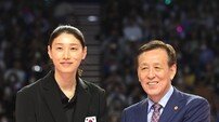 김연경, 기념 트로피 들고 [포토]