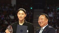 안산시로부터 감사패 받은 김연경 [포토]