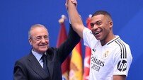 음바페, 페레즈 레알 마드리드 회장과 ‘찰칵’ [포토]