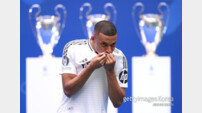 음바페, 레알 마드리드 유니폼에 입맞춤 [포토]