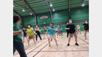 “2시간 동안 댄스곡에 맞춰 돌리고~ 흔들고~”… 고양실버체육교실 현장에 가다