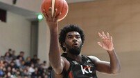 ‘해먼즈 23점’ KT, KCC 추격 뿌리치고 컵대회 B조 첫 승