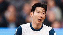 [여기는 런던] ‘손흥민 침묵’ 토트넘, 승격팀 입스위치에 1-2 충격패…“팬들께 사과드린다”