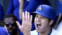 ‘오타니 3번째 MVP’ 日 열도 대흥분 ‘호외까지 발행’