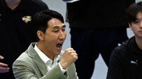 권영민 감독 ‘주먹 불끈 환호’