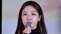방민아, ‘떨리는 인사말’