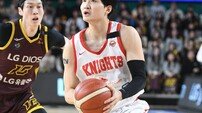 종료 12초 전 안영준 스틸에 이은 골밑 득점…LG의 9연승 저지한 SK, 선두 수성