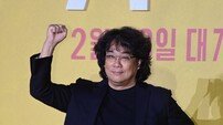 봉준호가 만드는 SF는 다르다…“인간 냄새 나는 ‘미키17’, 25년만 첫 사랑 이야기”