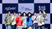 “롤모델 스키즈” JYP 신인 보이그룹 킥플립, 긍정 에너지 가득 ‘데뷔’ (종합)[DA:현장]