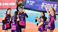 흥국생명, 정관장 연승행진에 제동 걸며 4연승…블로킹과 범실 관리 힘입어 3-2 승리