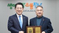 김영록 전남도지사, ‘한전공대 설립’ 송재호 위원장에게 공로패