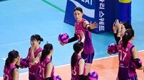 김연경, 동료들과 하이파이브로 시작