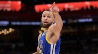 ‘우와, 미쳤다!’ 커리 3점슛 12개 포함 52점 대폭발…골든스테이트 3연승 질주, 그린은 트리플더블 작성