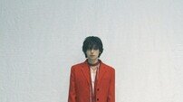 니엘, 새빨간 슈트로 독특한 분위기…22일 솔로 컴백