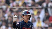 친정 두산 팬들에게 인사 시간 벌어준 주심…롯데 전민재 “홈플레이트 쓸어주셔서 감사합니다”