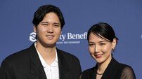 MLB 슈퍼스타 오타니, 아빠 됐다…“사랑스러운 아내에게 감사해”