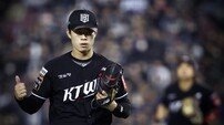 글러브에 ‘조커’ 새긴 원상현…이강철 KT 감독 “무섭게 봐줬으면 좋겠대요” [런다운]
