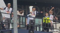 [여기는 런던] “나이스 원, 소니!” 토트넘, 광란의 우승 퍼레이드…손흥민은 팀 3번째 ‘공식 레전드’ 등극