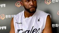 심판과 하이파이브한 한화 플로리얼 “동료인 줄 알았다. 좋은 사이로 지낼래요”