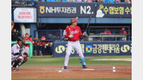 “껌 씹고 단추도 풀어봐” 효과 봤다…SSG 김성욱, 트레이드 이적 후 3안타 활약으로 팀 승리 견인