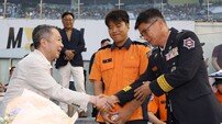 잠실구장 관중석 찾은 박정원 두산 구단주, 순직 소방관 유가족에게 가족사진 복원해 선물