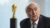 “사우디에 축구를 잃었다”… 블라터 전 FIFA 회장, 인판티노 현 회장 정면 비판
