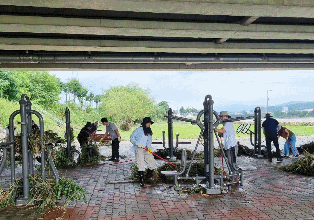 구리시, 왕숙천 범람에 ‘공원시설 피해 복구 구슬땀’