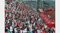 무더위보다 더 뜨거운 야구 열기…KBO, 역대 최소 경기 800만 관중 돌파+최다 매진 타이기록