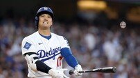 ‘슈와버의 쾅쾅쾅쾅’ 오타니, 3년 연속 홈런왕 ‘빨간불’
