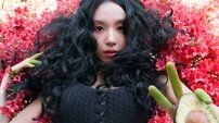 트와이스 채영, 과감한 구도…‘아보카도’ 베어 물고