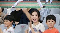 윤석민, 6년만의 마운드 컴백…미모의 아내와 붕어빵 아들 ‘응원’